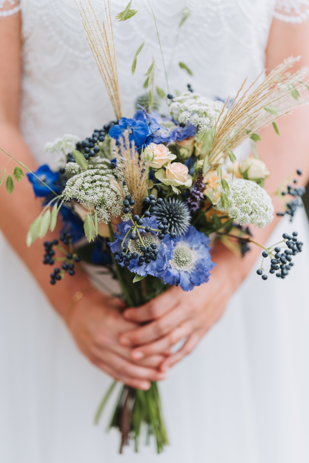 Bruidsboeket met blauwe bloemen en droogbloemen