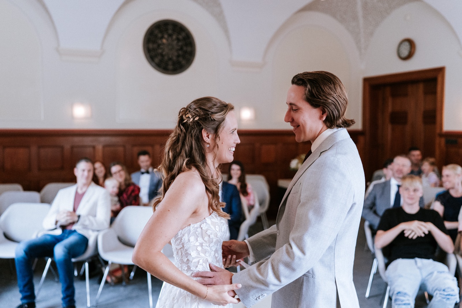 Bruid en bruidegom tijdens de ceremonie in de trouwzaal