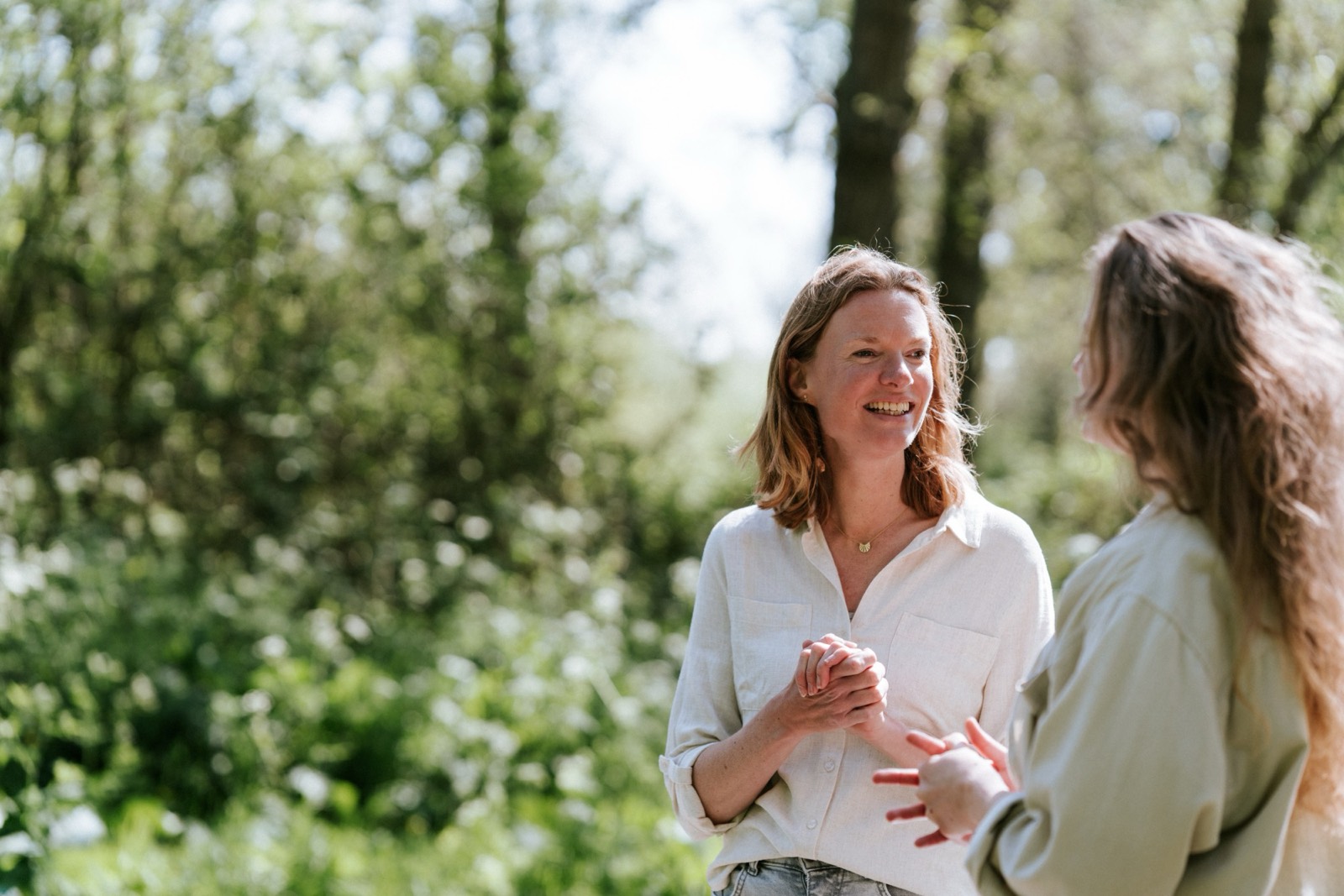 Ellen in gesprek met een deelnemer tijdens een wandeling