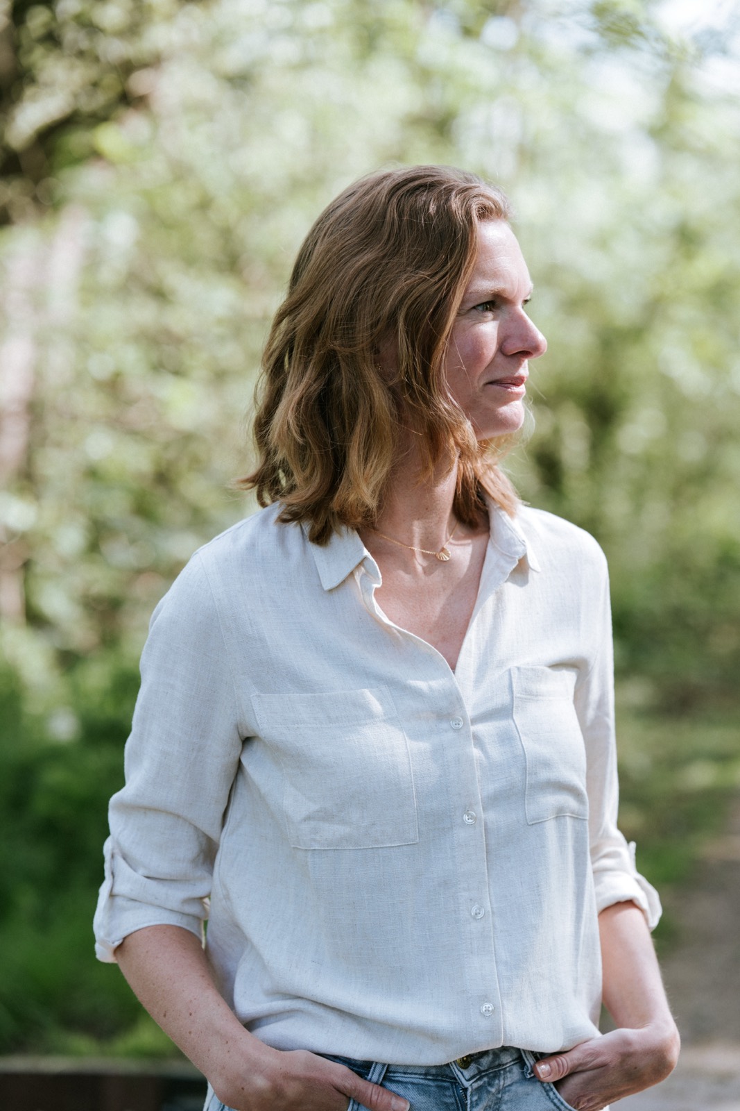 Portret van wandelcoach Ellen in het bos