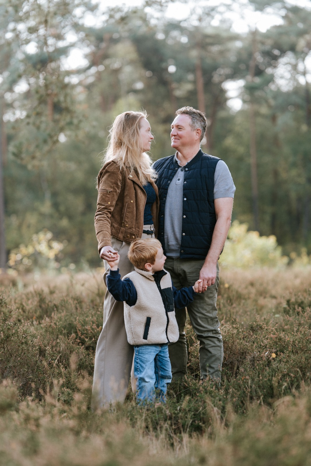 Ouders met hun zoontje tussen de heide