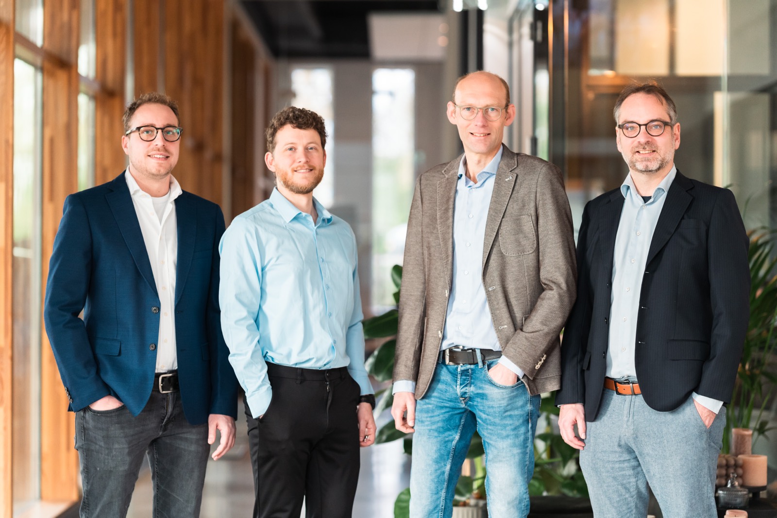 Team van Farminform staat samen in het kantoor
