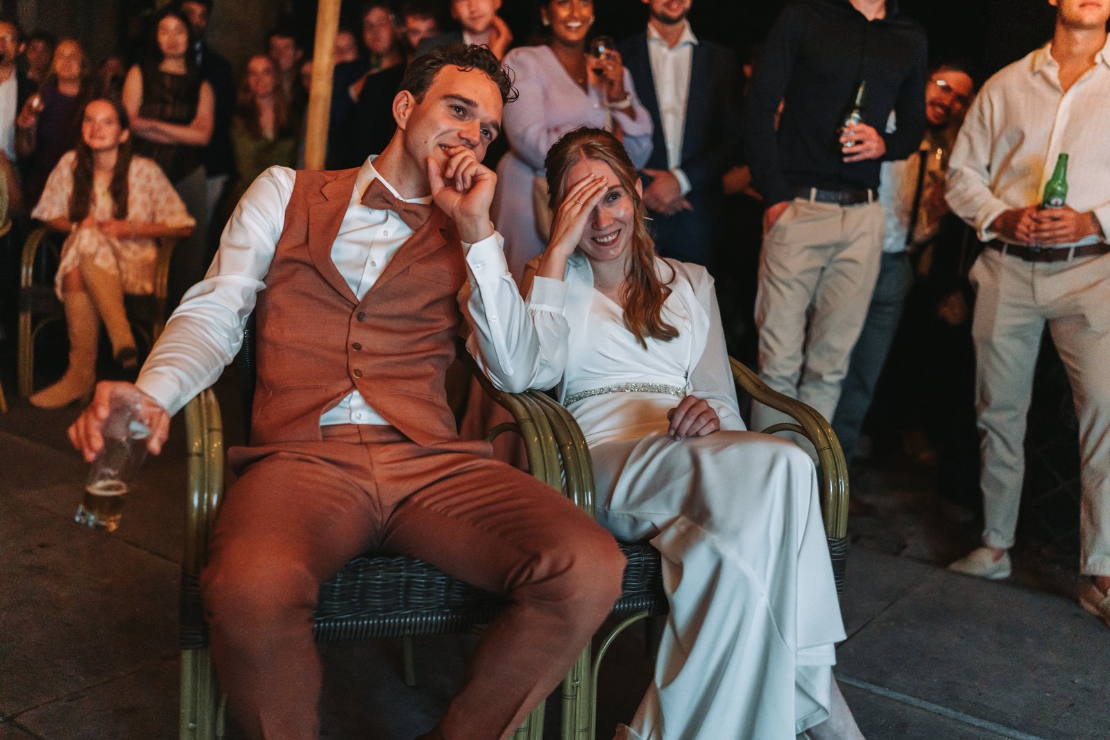 Bruidspaar lacht om een speech op het feest
