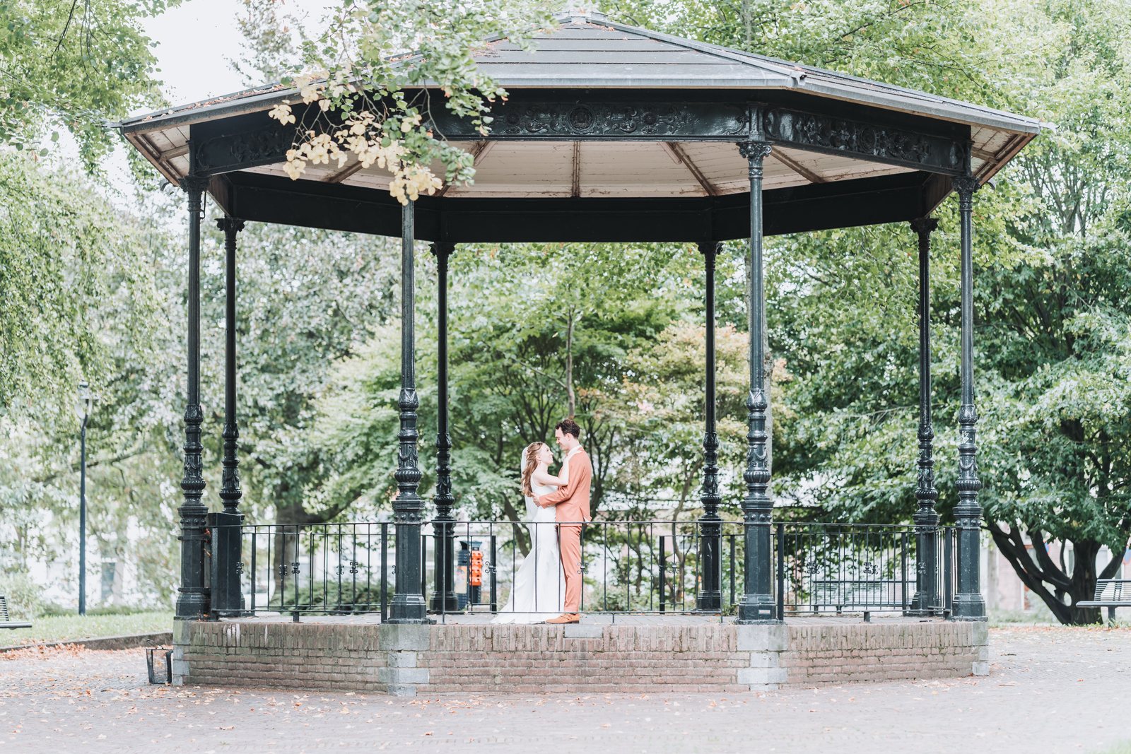 Bruidspaar in een muziektent in het park