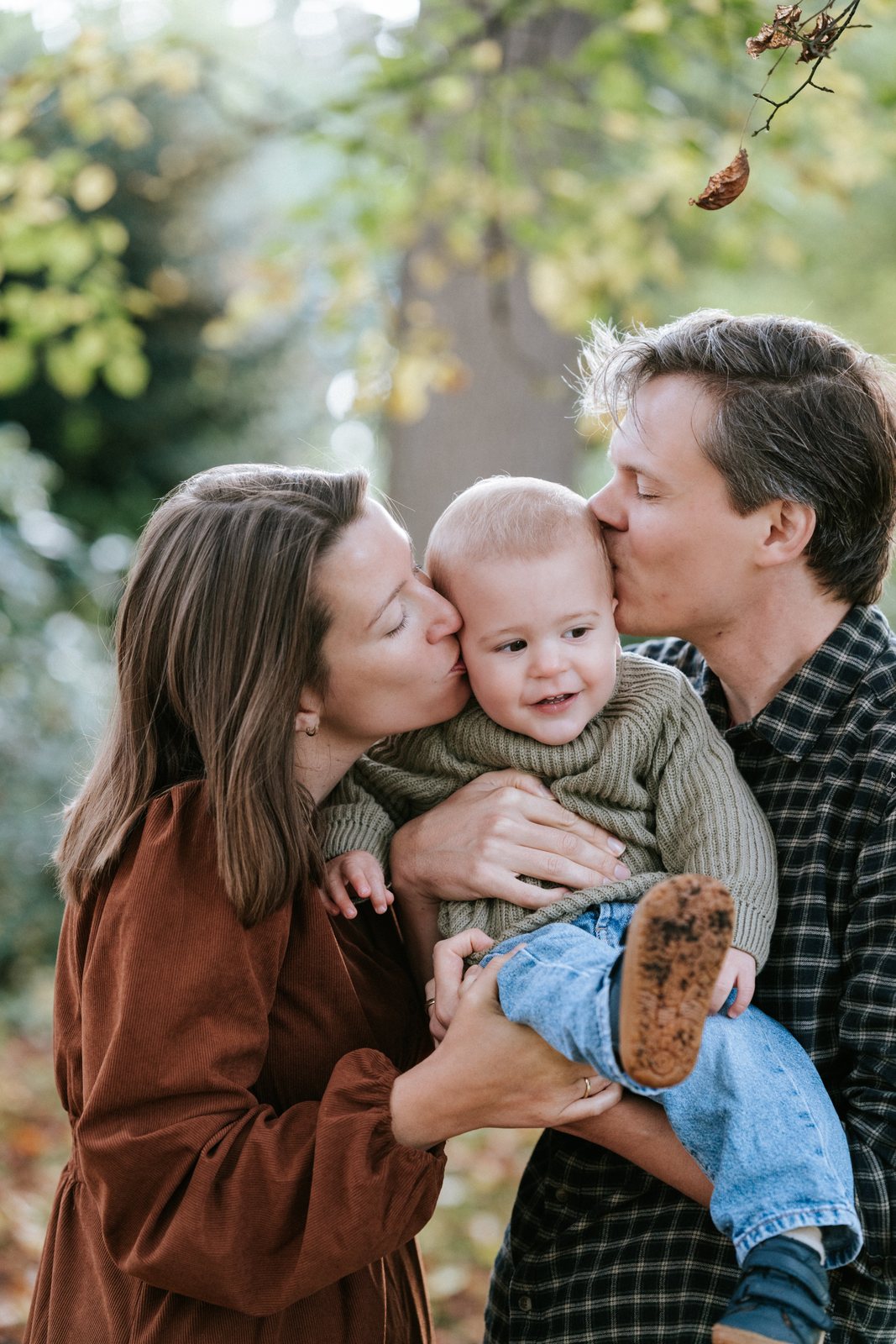 Ouders geven hun zoontje tegelijk een kus