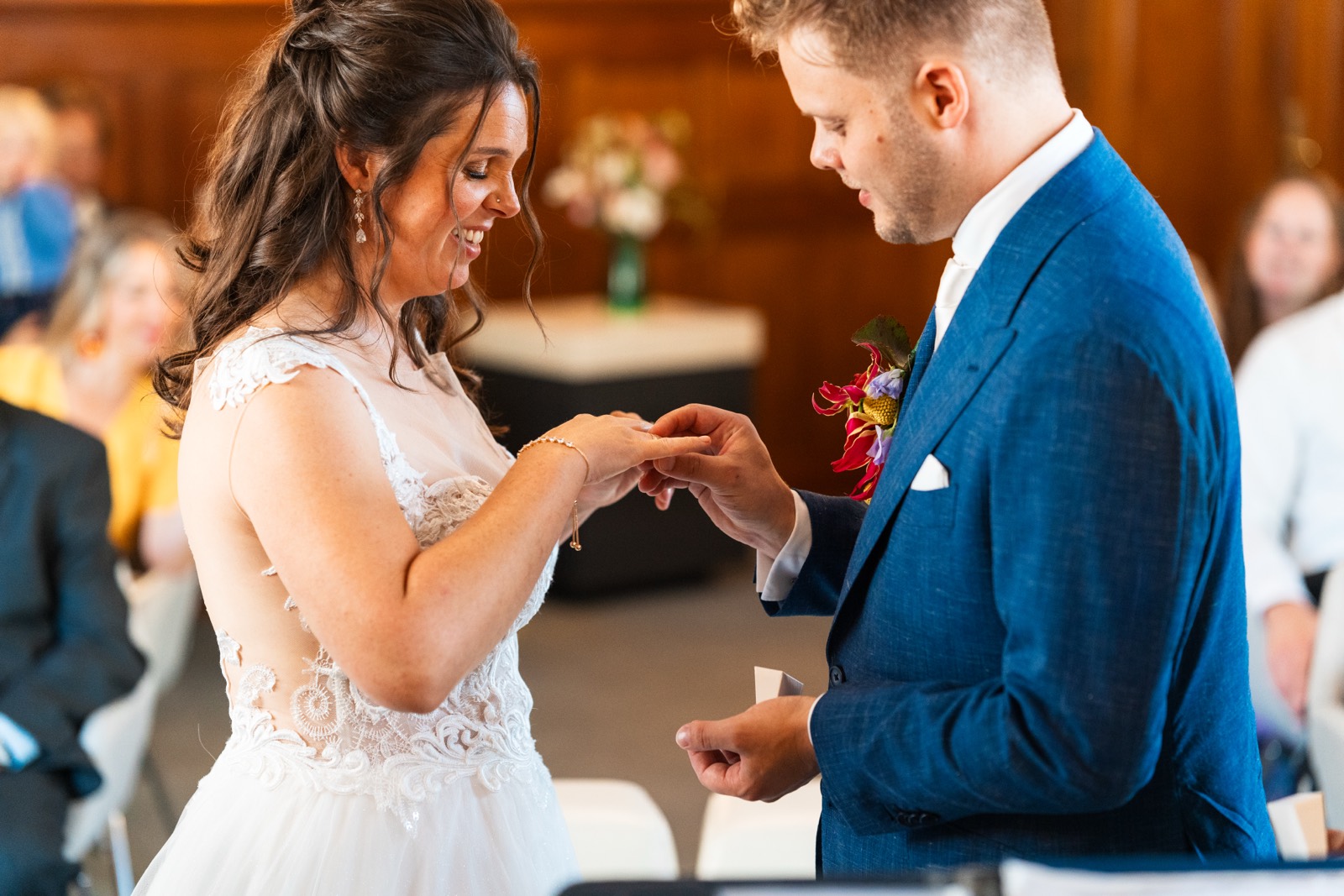 Bruid schuift de bruidegom de ring om