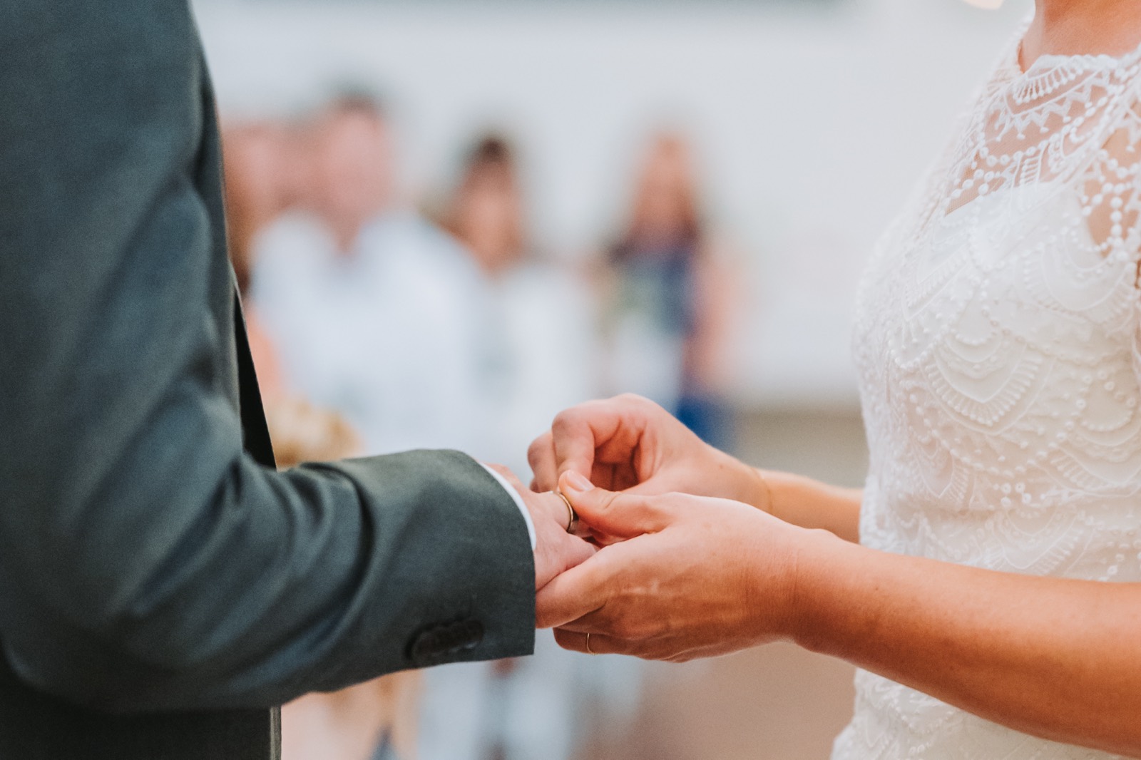 Bruid en bruidegom schuiven elkaar de ring om