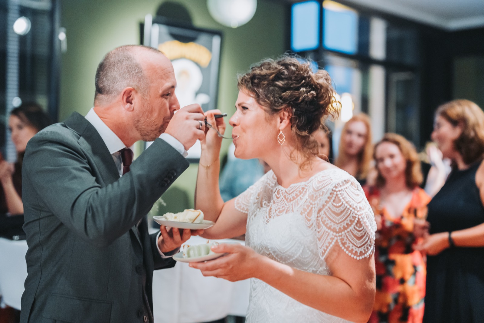 Bruid en bruidegom voeren elkaar taart