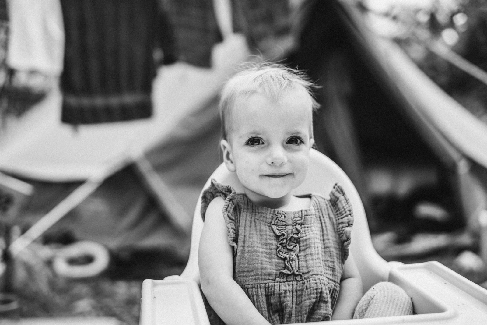 Meisje in een kinderstoel glimlacht in de camera