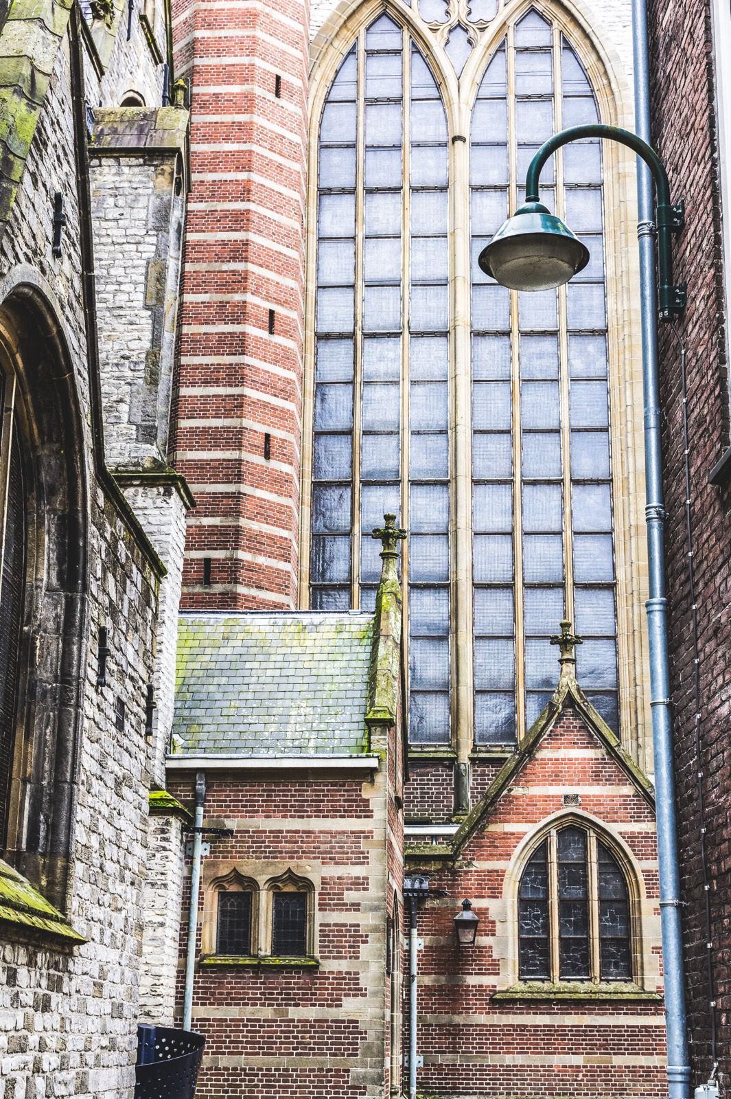 Gotische kerkramen met een oude straatlantaarn