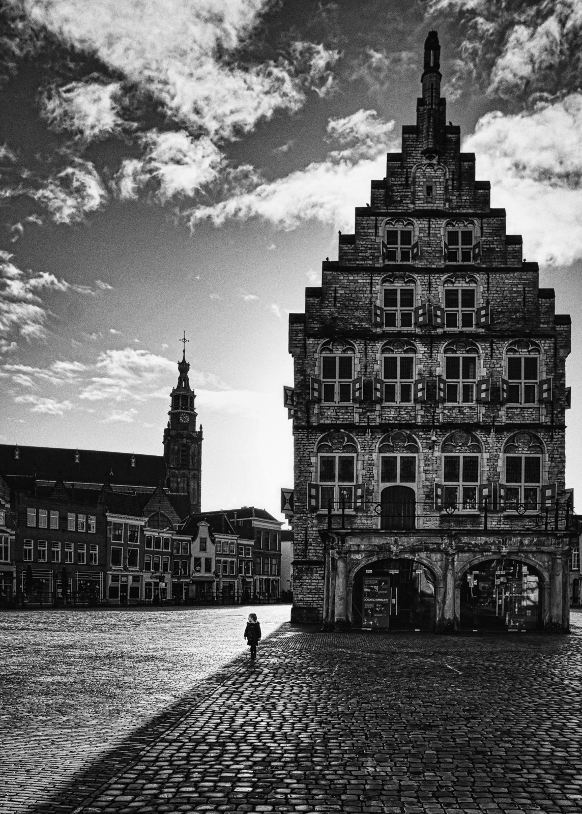 Zwart-witfoto van het oude stadhuis van Gouda
