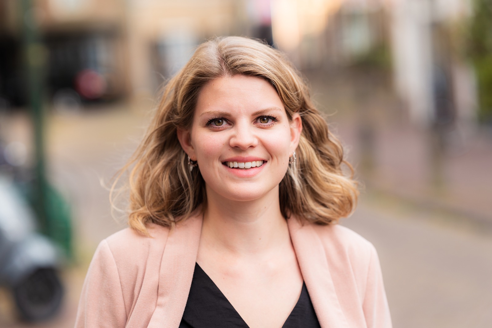 Lachend zakelijk portret van een vrouw in de stad