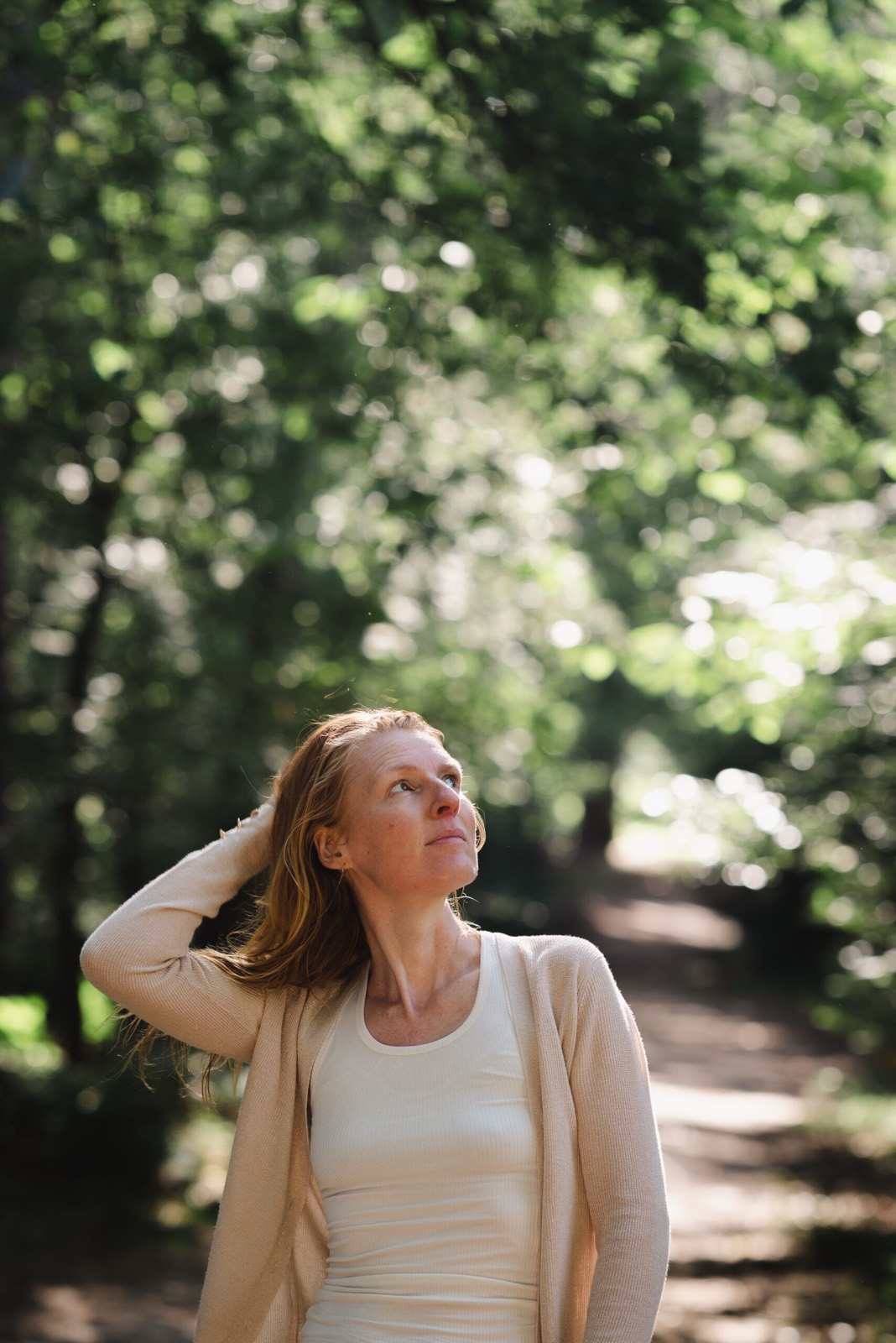Ontspannen portret van een vrouw in het zonlicht